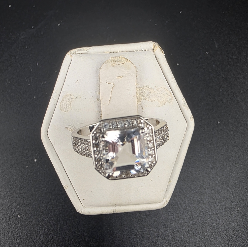 Elegant 10k White Gold Tanzanite Women's Ring Size 7.75